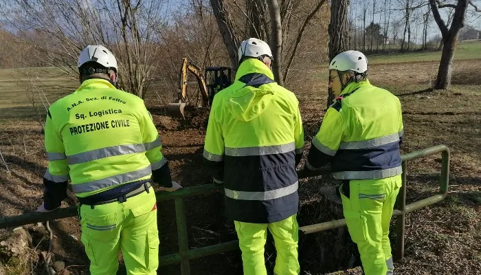 Foto di tre membri della protezione civile che attendono durante l'esercitazione addestrativa e formativa in collaborazione con Associazione Nazionale Alpini del 4 marzo 2023