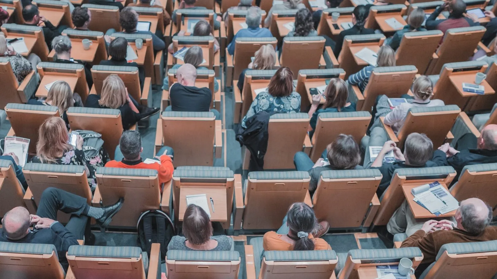 Sala riunioni con persone sedute