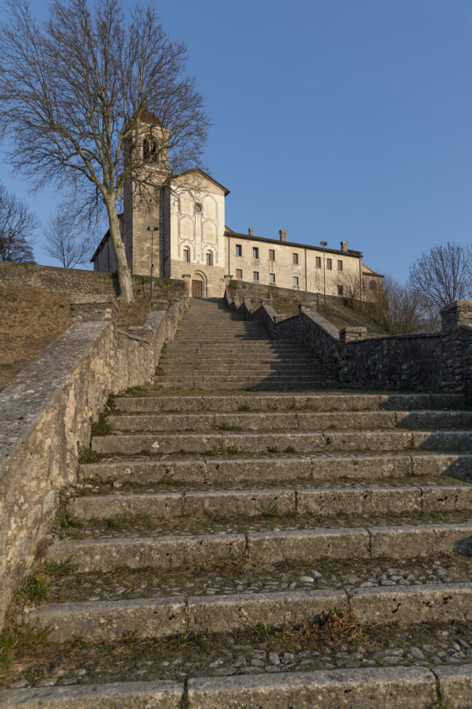 Scalinata di accesso al Santuario SS Vittore e Corona