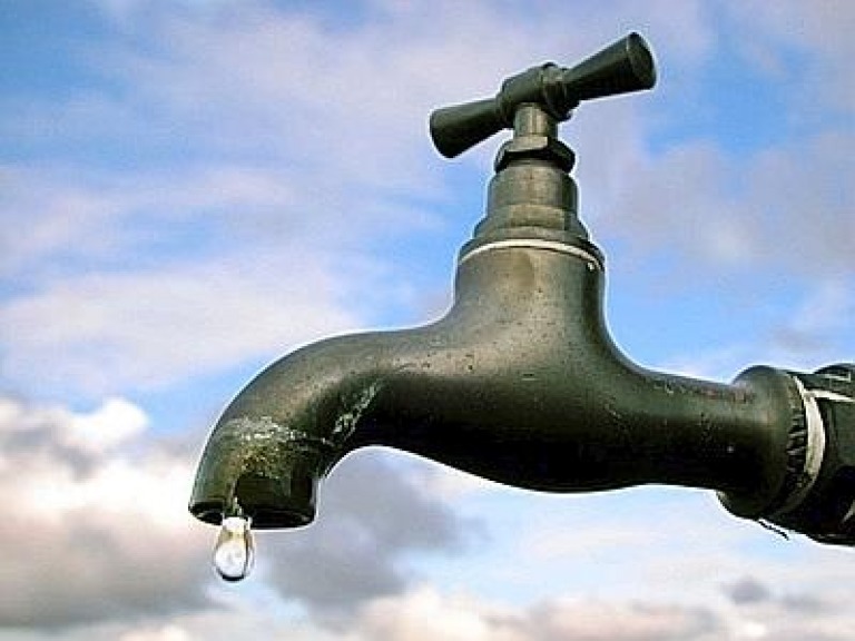 immagine rubinetto con goccia di acqua